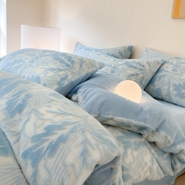 91家纺网 家纺一手货源 找家纺 金爱家 2024新品全消光A类纯色獭兔毛绒立体牛奶绒兔毛雕花350克四件套 兔毛罗曼蒂蓝色