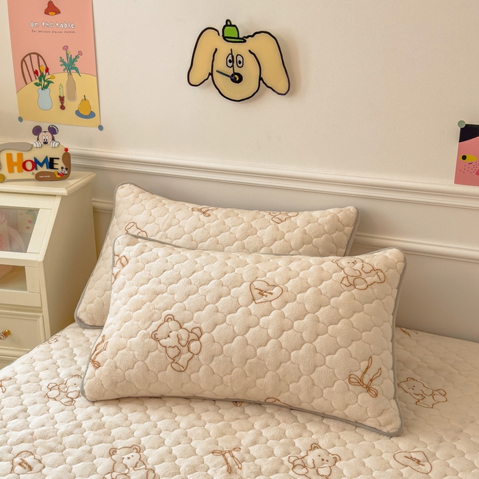 91家纺网 家纺一手货源 找家纺 丝羽坊 2024新款A类加厚牛奶绒夹棉床笠 奶咖小熊