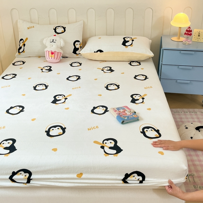 91家纺网 家纺一手货源 找家纺  星座家纺 2025新款小清新牛奶绒单床笠 字母企鹅