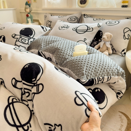 91家纺网 家纺一手货源 找家纺 （总）悦织语 2025秋冬新品200克加厚A面印花牛奶绒+B面牛奶绒豆豆四件套