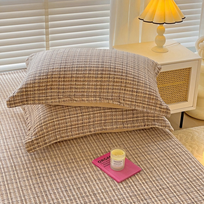 91家纺网 家纺一手货源 找家纺 简一 2024新款牛奶绒无印风ins风方格系列-单枕套 小香风荆棘-浅咖