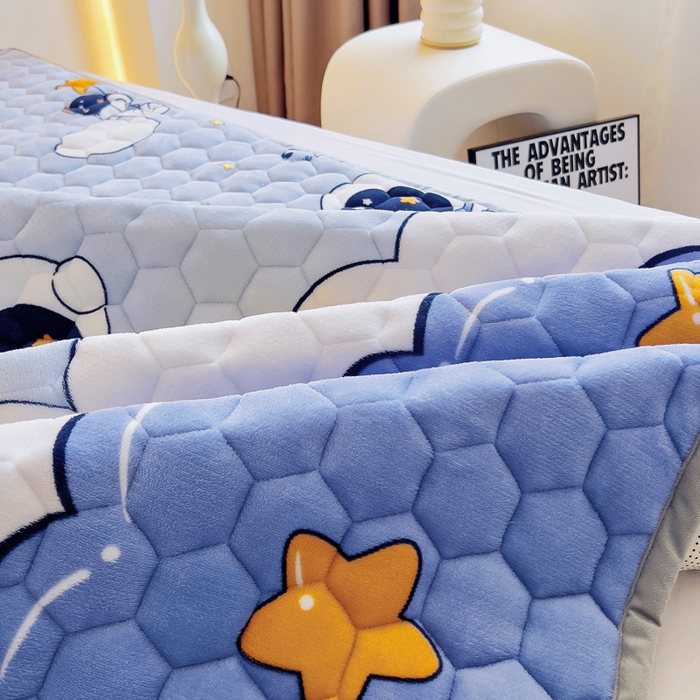 91家纺网 家纺一手货源 找家纺 情煊家纺 2024新款A类牛奶绒印花夹棉床垫 太空漫步