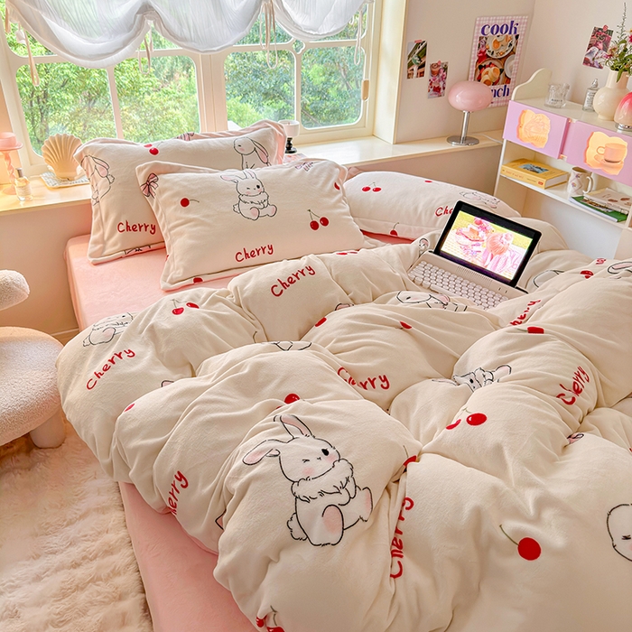 91家纺网 家纺一手货源 找家纺 呗旺鹿 2024新款高克重印花牛奶绒四件套 樱桃兔