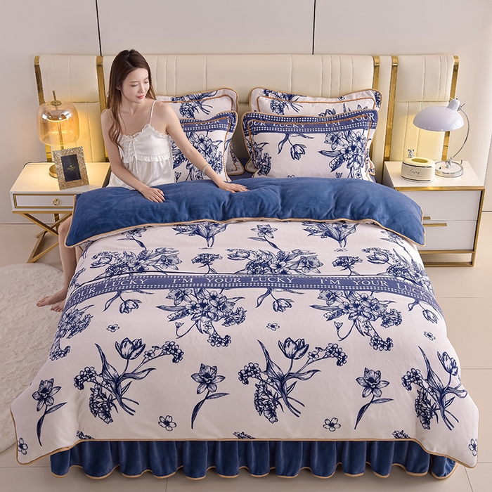 91家纺网 家纺一手货源 找家纺 曼尼家纺2025高克重直播印花床裙款法莱绒金貂珊瑚绒牛奶绒四件套 青花瓷