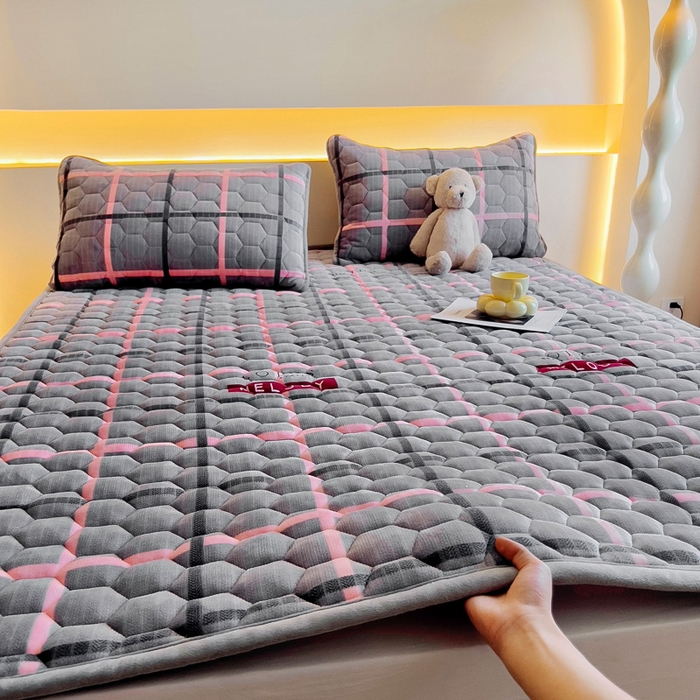 91家纺网 家纺一手货源 找家纺 情煊家纺 2024新款A类牛奶绒印花夹棉床垫 乐拼字母