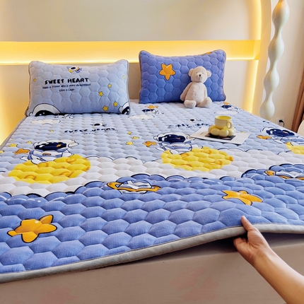 91家纺网 家纺一手货源 找家纺 （总）情煊家纺 2024新款A类牛奶绒夹棉床垫牛奶绒床垫三件套