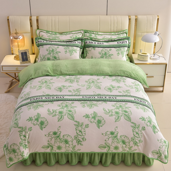 91家纺网 家纺一手货源 找家纺 曼尼家纺2025高克重直播印花床裙款法莱绒金貂珊瑚绒牛奶绒四件套 秘密花园