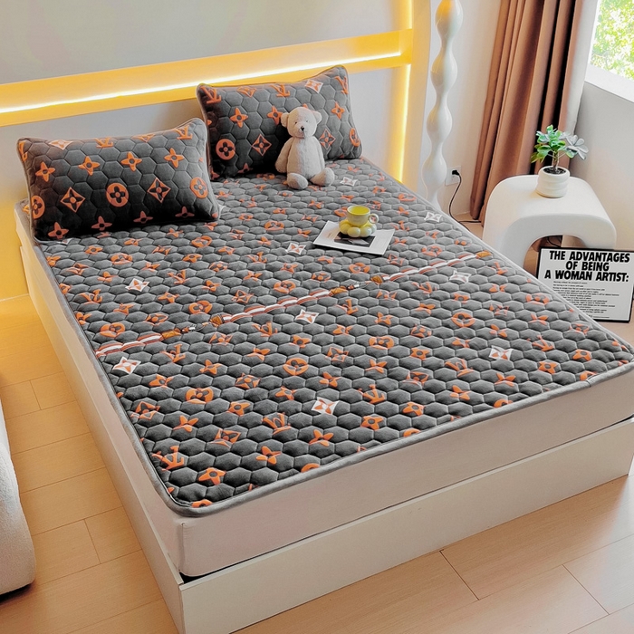 91家纺网 家纺一手货源 找家纺 情煊家纺 2024新款A类牛奶绒印花夹棉床垫 大牌风范