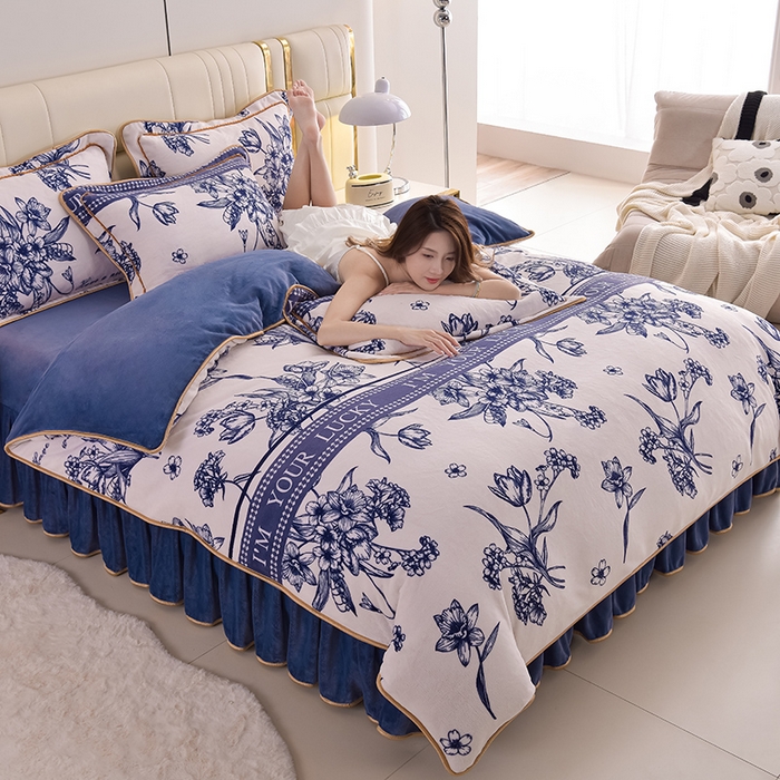 91家纺网 家纺一手货源 找家纺 曼尼家纺2025高克重直播印花床裙款法莱绒金貂珊瑚绒牛奶绒四件套 青花瓷