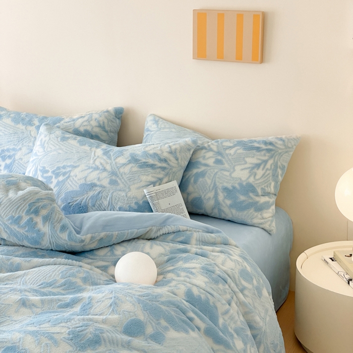 91家纺网 家纺一手货源 找家纺 金爱家 2024新品全消光A类纯色獭兔毛绒立体牛奶绒兔毛雕花350克四件套 兔毛罗曼蒂蓝色