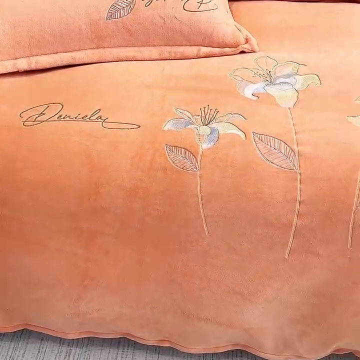 91家纺网 家纺一手货源 找家纺 陌乘坊家纺 2024新款高克重牛奶绒刺绣四件套-百合系列 百合-爱玛橙