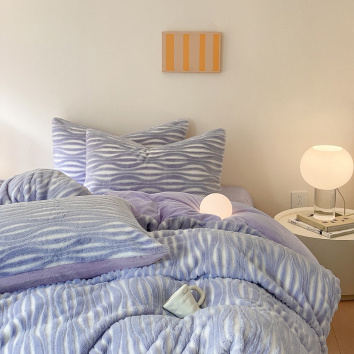 91家纺网 家纺一手货源 找家纺 金爱家 2024新品全消光A类纯色獭兔毛绒立体牛奶绒兔毛雕花350克四件套 兔毛时空紫色