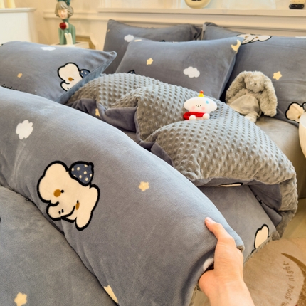 91家纺网 家纺一手货源 找家纺 （总）悦织语 2025秋冬新品200克加厚A面印花牛奶绒+B面牛奶绒豆豆四件套