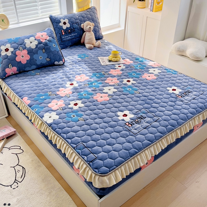 91家纺网 家纺一手货源 找家纺 情煊家纺 2024新款保暖牛奶绒夹棉床笠-花边款 绚丽人生-花边款