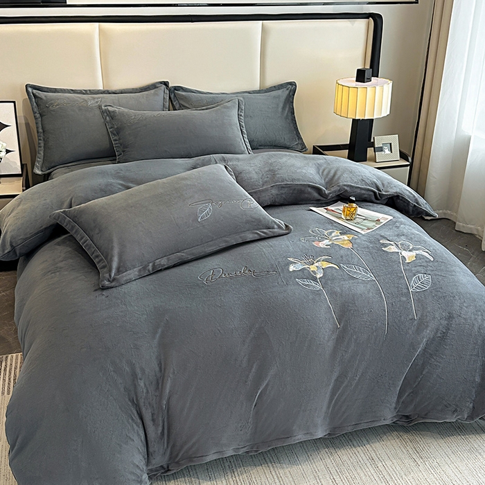 91家纺网 家纺一手货源 找家纺 陌乘坊家纺 2024新款高克重牛奶绒刺绣四件套-百合系列 百合-高级灰