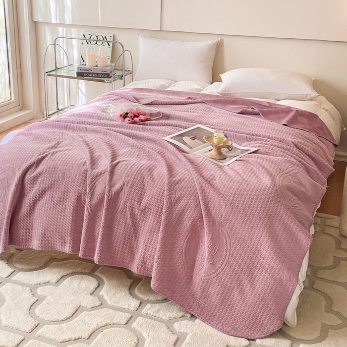 91家纺网 家纺一手货源 找家纺 胜权家纺 2024秋冬新款加厚双层婴儿绒复合雕花牛奶绒多功能毛毯盖毯空调毯子 普罗旺斯紫