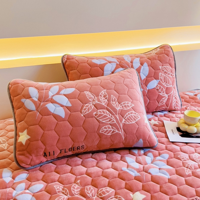 91家纺网 家纺一手货源 找家纺 情煊家纺 2024新款A类牛奶绒印花夹棉床垫 叶语柔情