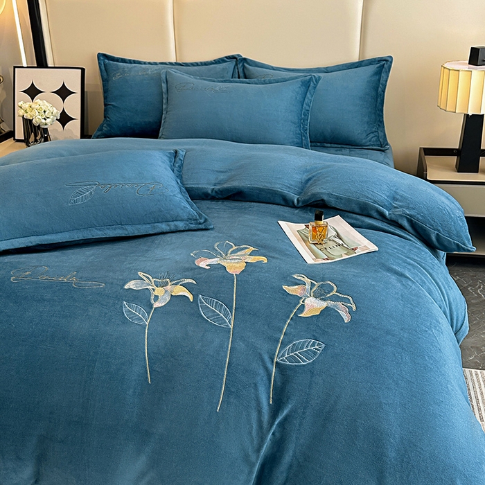 91家纺网 家纺一手货源 找家纺 陌乘坊家纺 2024新款高克重牛奶绒刺绣四件套-百合系列 百合-宾利蓝