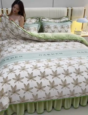 91家纺网 家纺一手货源 找家纺 曼尼家纺2025高克重直播印花床裙款法莱绒金貂珊瑚绒牛奶绒四件套 叶叶思语