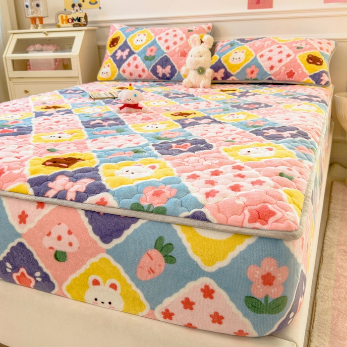 91家纺网 家纺一手货源 找家纺 丝羽坊 2024新款A类加厚牛奶绒夹棉床笠 甜蜜时光