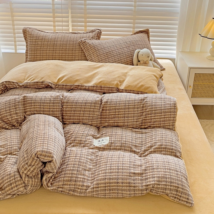 91家纺网 家纺一手货源 找家纺 简一 2025新款牛奶绒无印风ins风方格系列-四件套 小香风荆棘-浅咖