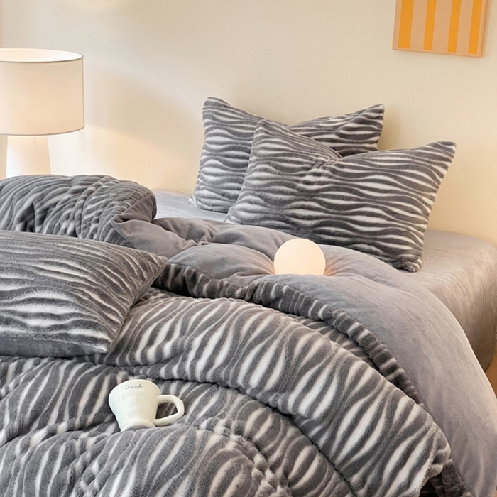 91家纺网 家纺一手货源 找家纺 金爱家 2024新品全消光A类纯色獭兔毛绒立体牛奶绒兔毛雕花350克四件套 兔毛时空灰色