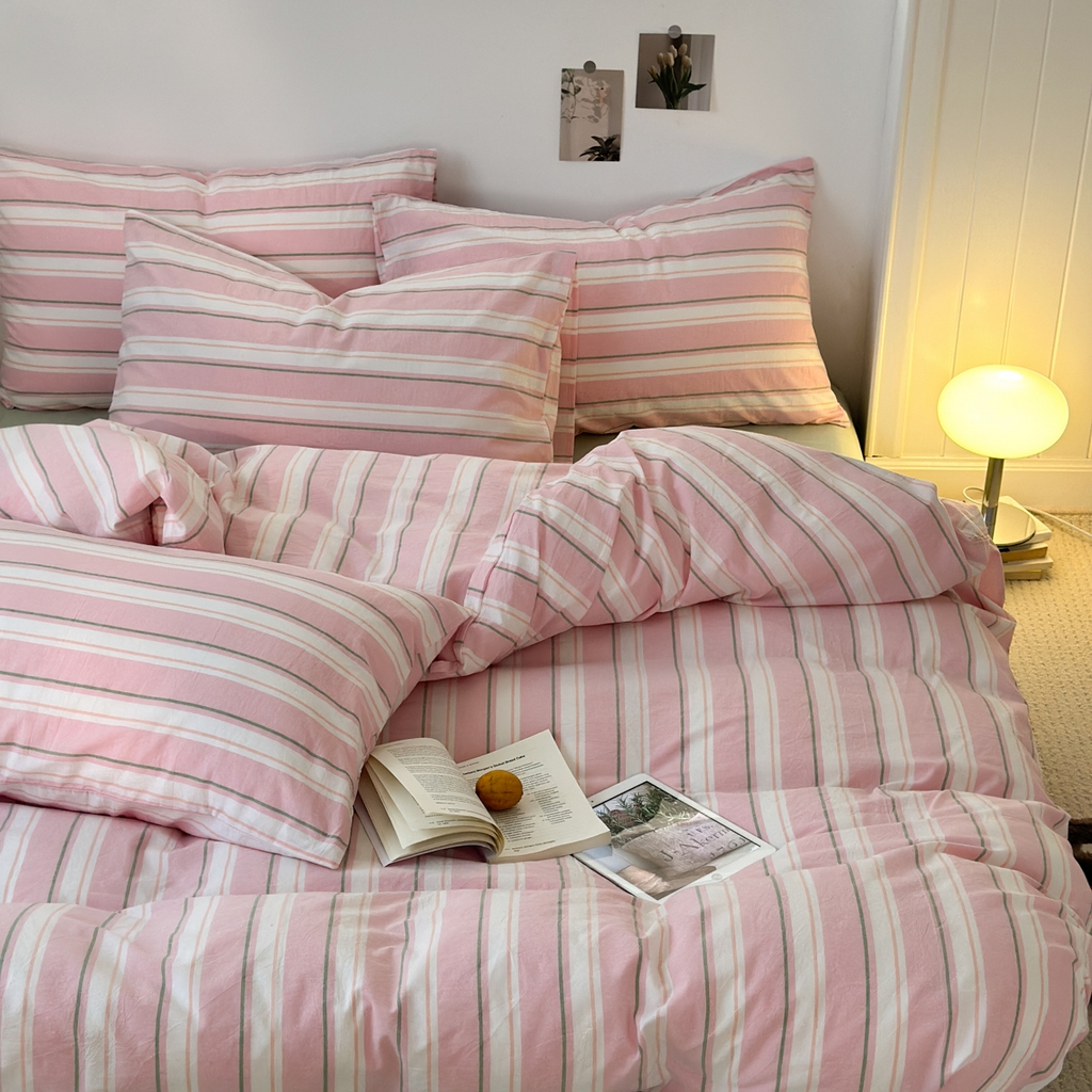 91家纺网 家纺一手货源 找家纺 久典家居 2024新款水洗棉条纹系列四件套 童话粉