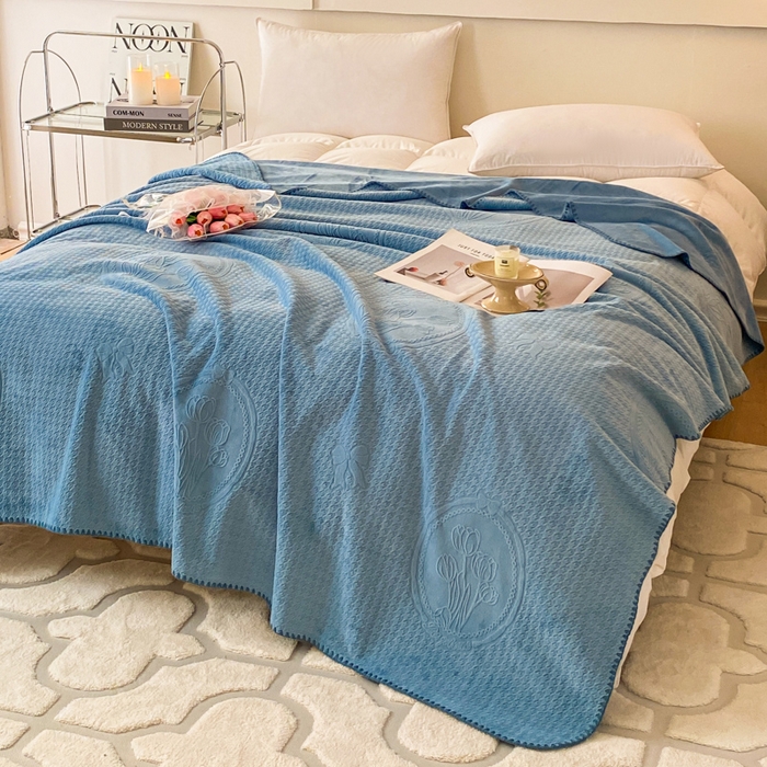 91家纺网 家纺一手货源 找家纺 胜权家纺 2024秋冬新款加厚双层婴儿绒复合雕花牛奶绒多功能毛毯盖毯空调毯子 卡布里蓝