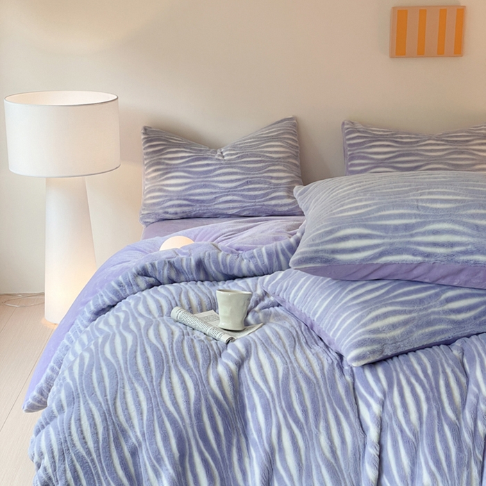 91家纺网 家纺一手货源 找家纺 金爱家 2024新品全消光A类纯色獭兔毛绒立体牛奶绒兔毛雕花350克四件套 兔毛时空紫色