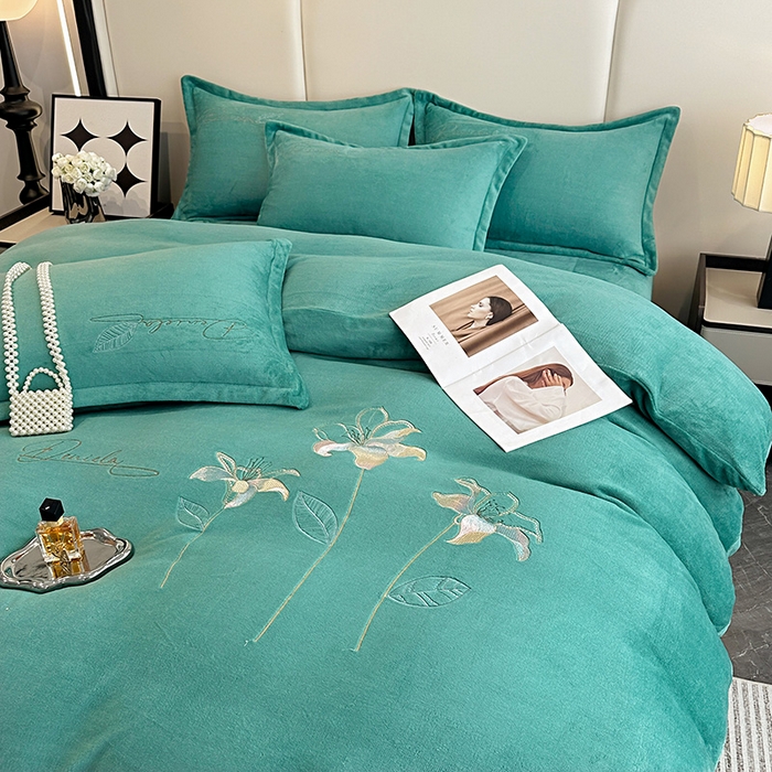 91家纺网 家纺一手货源 找家纺 陌乘坊家纺 2024新款高克重牛奶绒刺绣四件套-百合系列 百合-孔雀绿