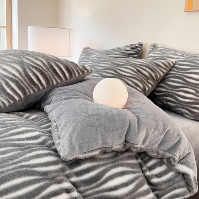 91家纺网 家纺一手货源 找家纺 金爱家 2024新品全消光A类纯色獭兔毛绒立体牛奶绒兔毛雕花350克四件套 兔毛时空灰色