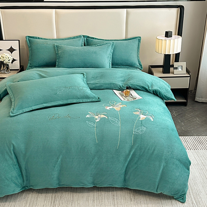 91家纺网 家纺一手货源 找家纺 陌乘坊家纺 2024新款高克重牛奶绒刺绣四件套-百合系列 百合-孔雀绿