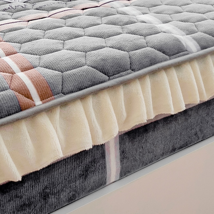 91家纺网 家纺一手货源 找家纺 情煊家纺 2024新款保暖牛奶绒夹棉床笠-花边款 宝利格-花边款