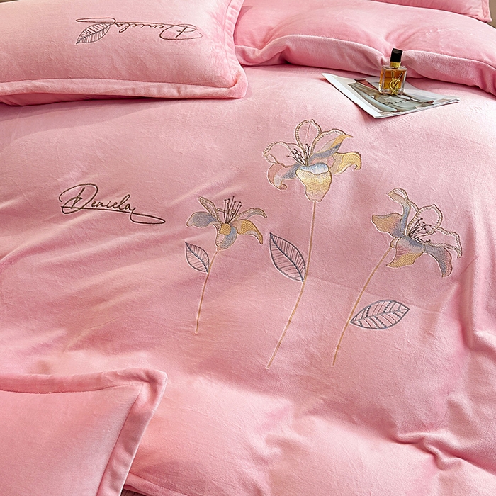 91家纺网 家纺一手货源 找家纺 陌乘坊家纺 2024新款高克重牛奶绒刺绣四件套-百合系列 百合-樱花粉