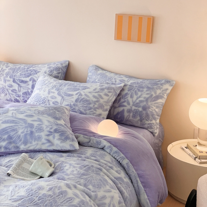 91家纺网 家纺一手货源 找家纺 金爱家 2024新品全消光A类纯色獭兔毛绒立体牛奶绒兔毛雕花350克四件套 兔毛繁花紫色