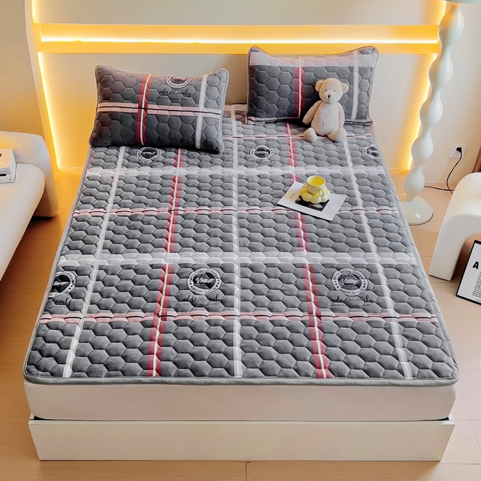 91家纺网 家纺一手货源 找家纺 情煊家纺 2024新款A类牛奶绒印花夹棉床垫 宝利格