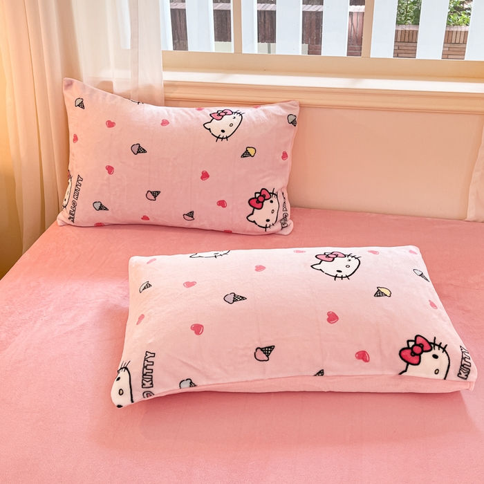 91家纺网 家纺一手货源 找家纺 桃子家居 2024新款三丽鸥卡通加厚高克重200克牛奶绒系列四件套 绒三丽鸥-粉心甜筒kitty
