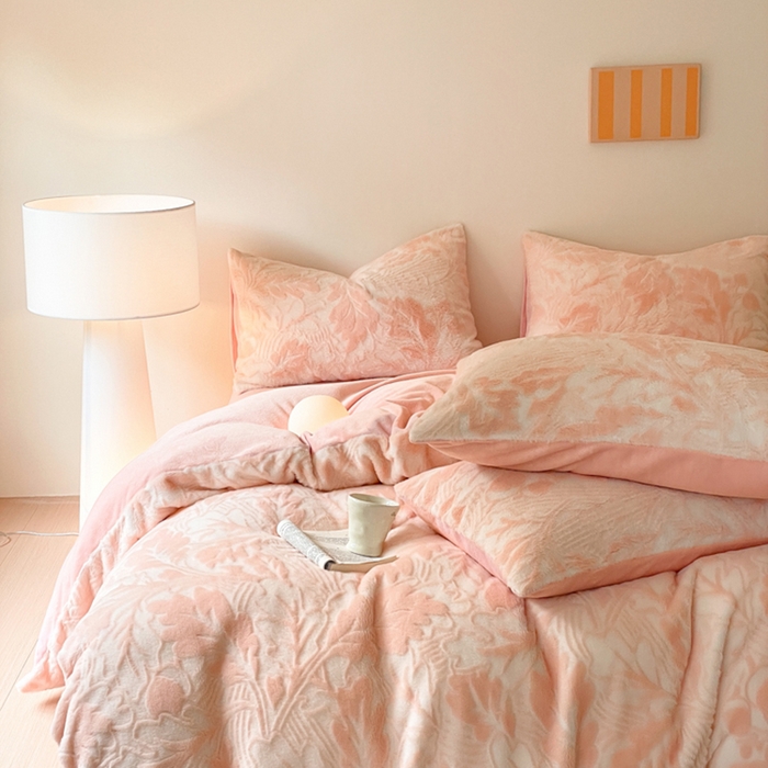 91家纺网 家纺一手货源 找家纺 金爱家 2024新品全消光A类纯色獭兔毛绒立体牛奶绒兔毛雕花350克四件套 兔毛罗蒂曼玉色