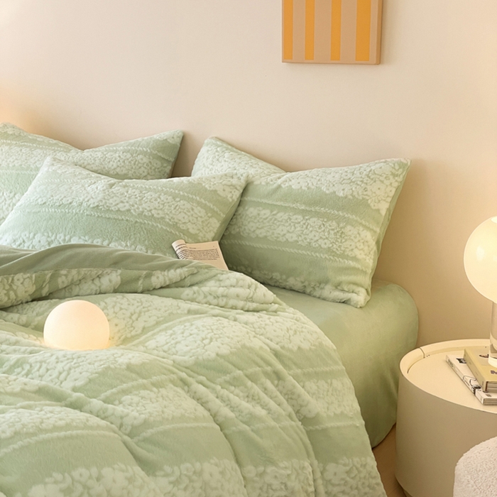 91家纺网 家纺一手货源 找家纺 金爱家 2024新品全消光A类纯色獭兔毛绒立体牛奶绒兔毛雕花350克四件套 兔毛百合花绿色