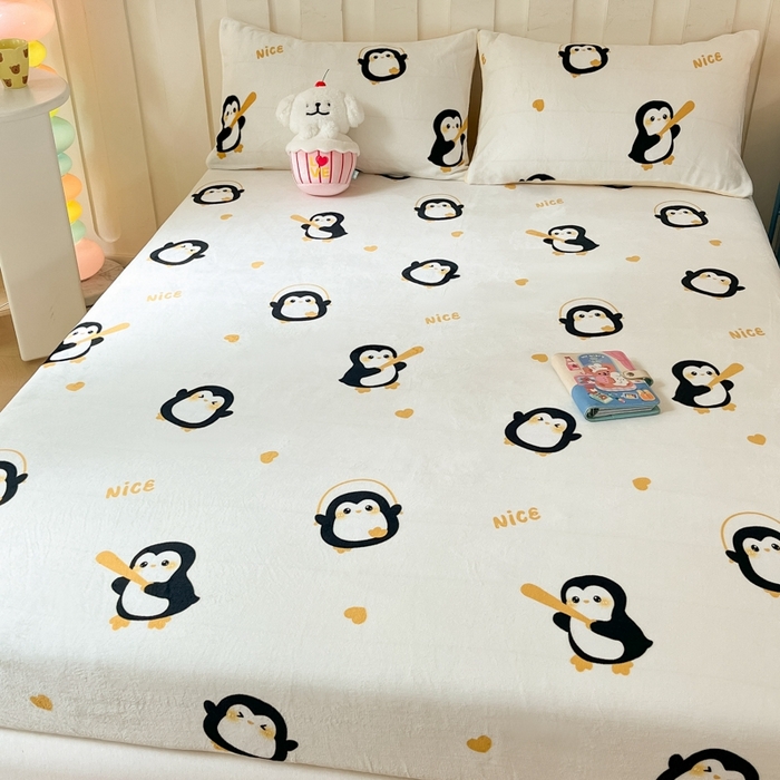 91家纺网 家纺一手货源 找家纺  星座家纺 2025新款小清新牛奶绒单床笠 字母企鹅