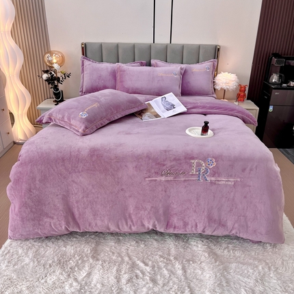 91家纺网 家纺一手货源 找家纺 鑫利来家纺 2024新款牛奶绒四件套绣花加厚牛奶绒保暖四件套 可可-香芋紫
