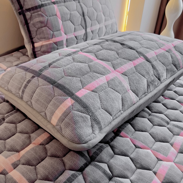 91家纺网 家纺一手货源 找家纺 情煊家纺 2024新款A类牛奶绒印花夹棉床垫 乐拼字母