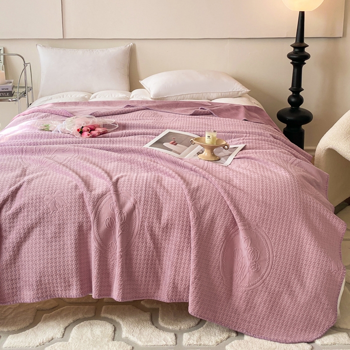 91家纺网 家纺一手货源 找家纺 胜权家纺 2024秋冬新款加厚双层婴儿绒复合雕花牛奶绒多功能毛毯盖毯空调毯子 普罗旺斯紫