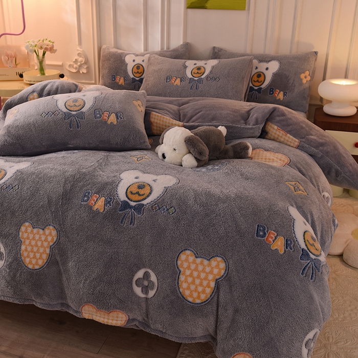 91家纺网 家纺一手货源 找家纺 慕梵家居 2024新款雪花绒卡通四件套 绅士熊