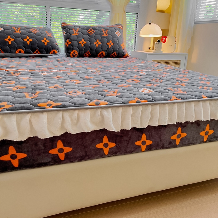 91家纺网 家纺一手货源 找家纺 情煊家纺 2024新款保暖牛奶绒夹棉床笠-花边款 大牌风范-花边款