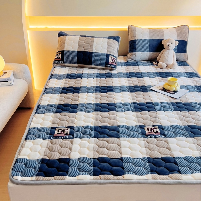 91家纺网 家纺一手货源 找家纺 情煊家纺 2024新款A类牛奶绒印花夹棉床垫 蓝大格