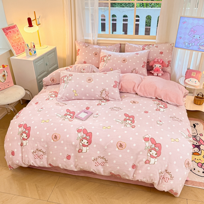 91家纺网 家纺一手货源 找家纺 桃子家居 2024新款三丽鸥卡通加厚高克重200克牛奶绒系列四件套 绒三丽鸥-草莓甜点美乐蒂