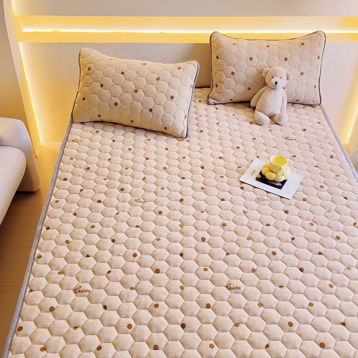 91家纺网 家纺一手货源 找家纺 情煊家纺 2024新款A类牛奶绒印花夹棉床垫 含情