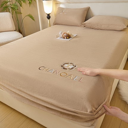 91家纺网 家纺一手货源 找家纺 （总）摩妮卡 2025新品牛奶绒刺绣床笠床垫保护三件套-山茶花