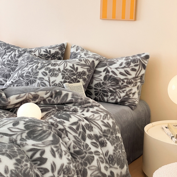 91家纺网 家纺一手货源 找家纺 金爱家 2024新品全消光A类纯色獭兔毛绒立体牛奶绒兔毛雕花350克四件套 兔毛繁花灰色